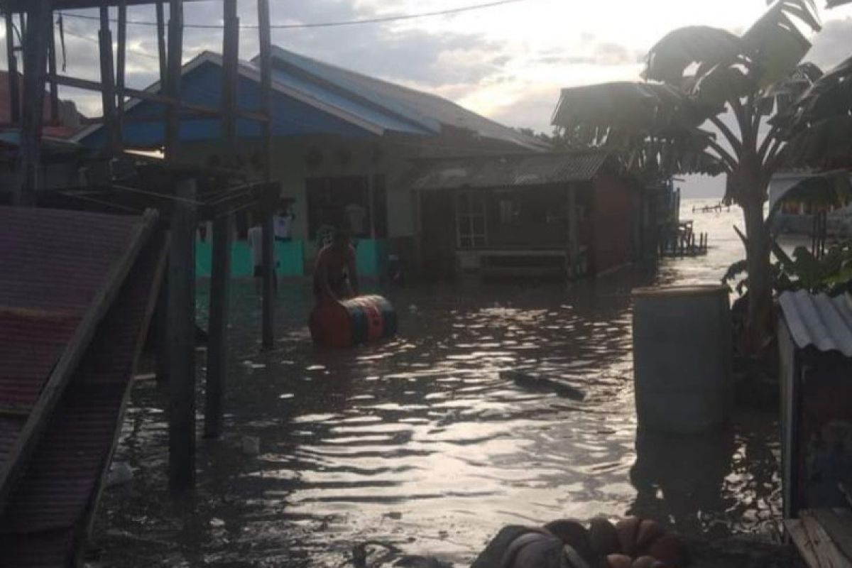 Bupati Mamuju sarankan warga Pulau Ambo Balakbalakang bersedia direlokasi