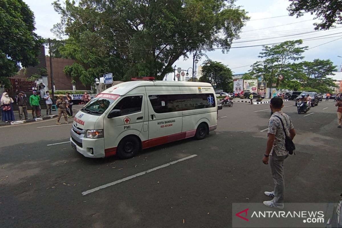 Jenazah Wali Kota Bandung disambut haru para pegawai di Pendopo rumah dinas