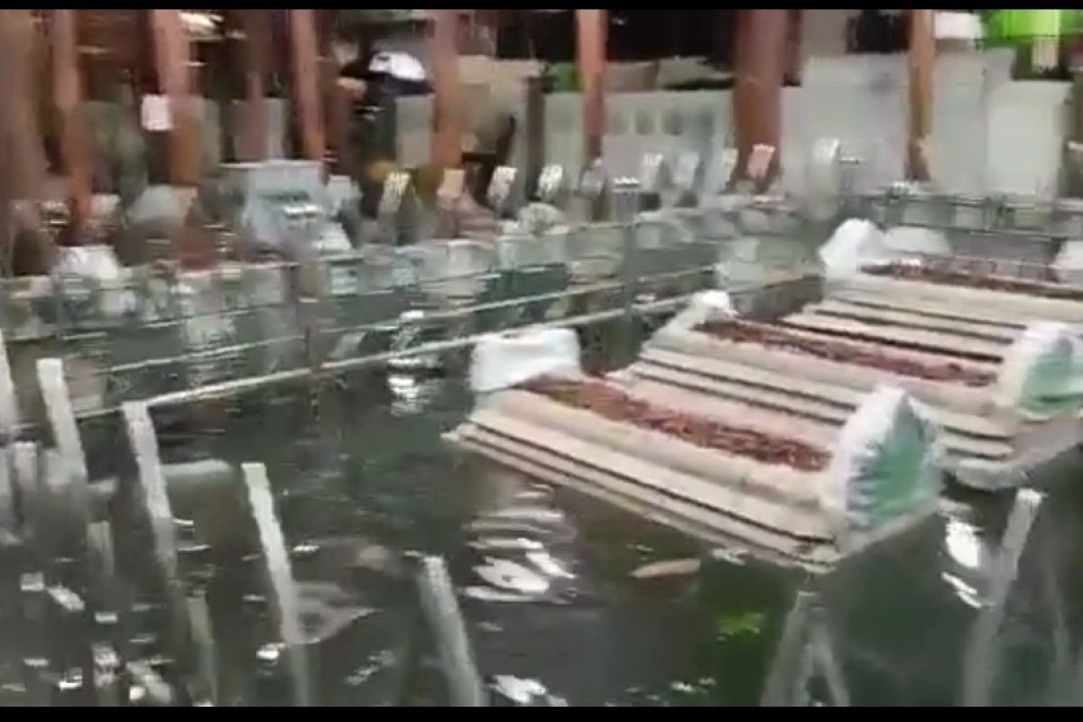 Komplek Makam Maulana Malik Ibrahim Gresik banjir