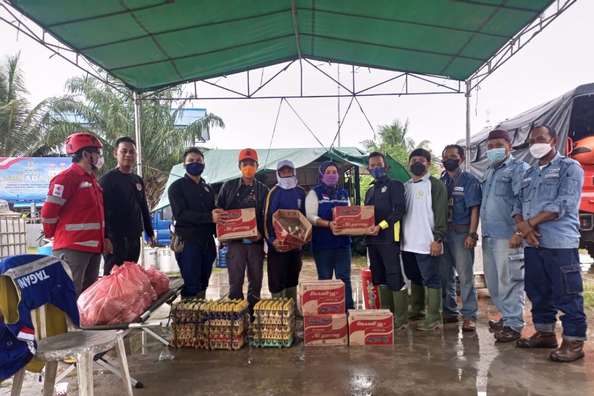 Banjir belum surut, PT Timah Tbk serahkan bantuan ke dapur umum di Kelurahan Ketapang