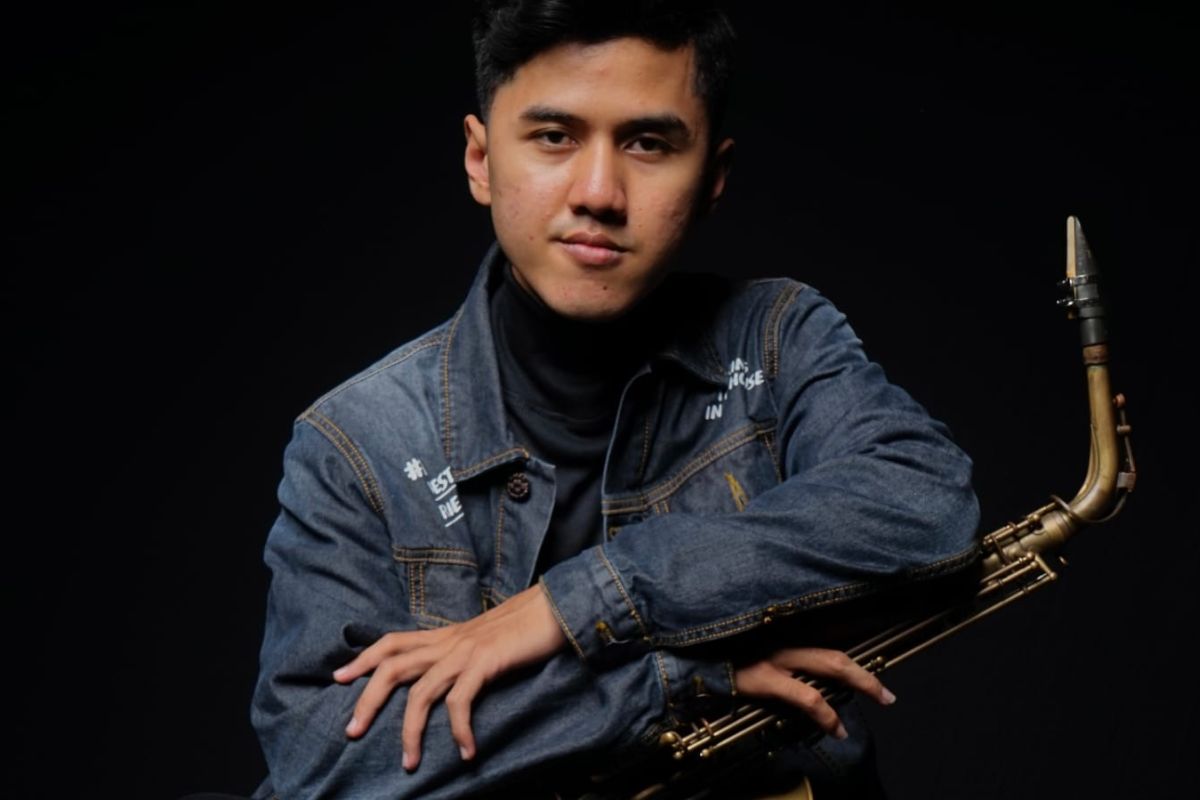 Ayom Satria beri sentuhan orkestra dalam lagu "Farewell Love"