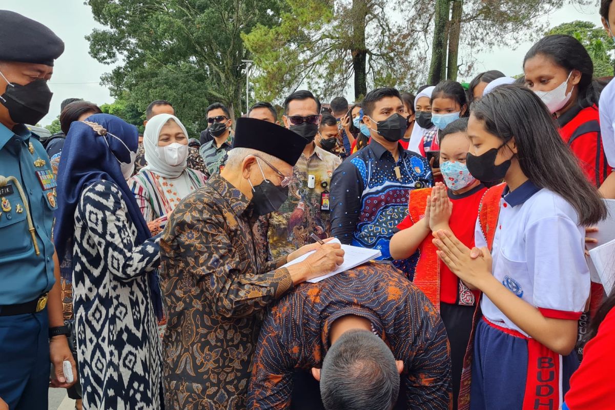 Wapres beri tanda tangan kepada  siswi di Balige