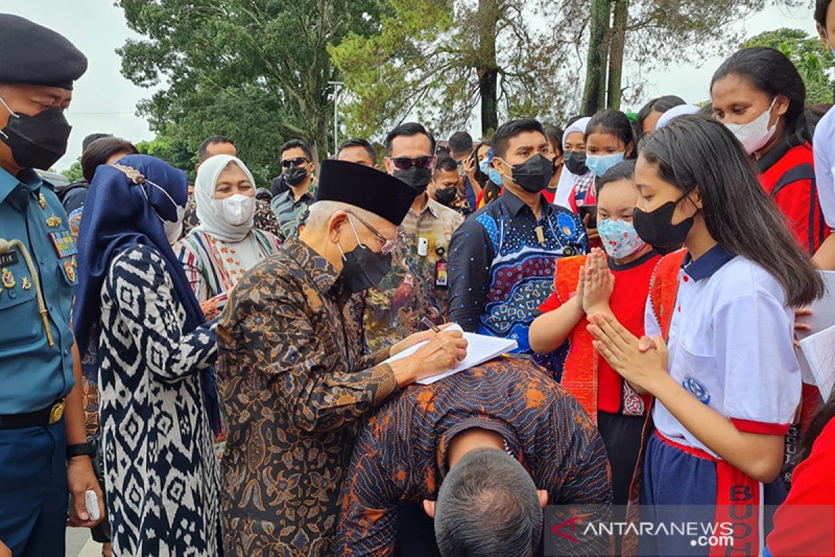 Wapres beri tanda tangan kepada siswi di Balige