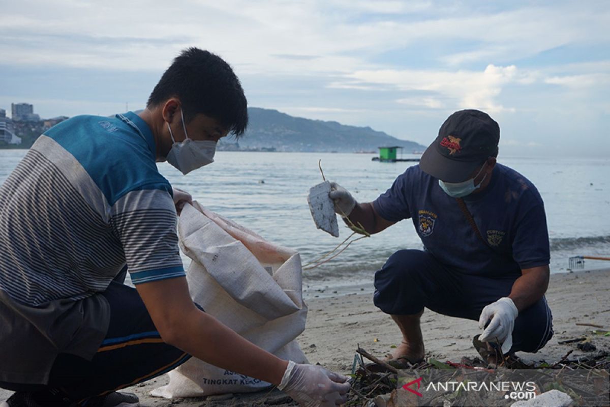 Bersih-bersih BC Ambon & komunitas lingkungan kumpulkan setengah ton sampah di pantai bawah JMP