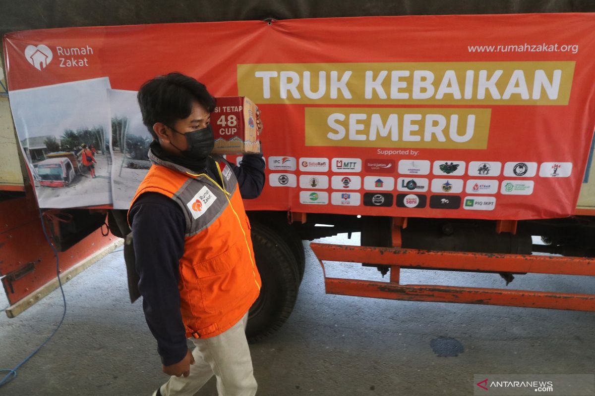 Kebutuhan mendesak korban Semeru air bersih hingga pakaian dalam