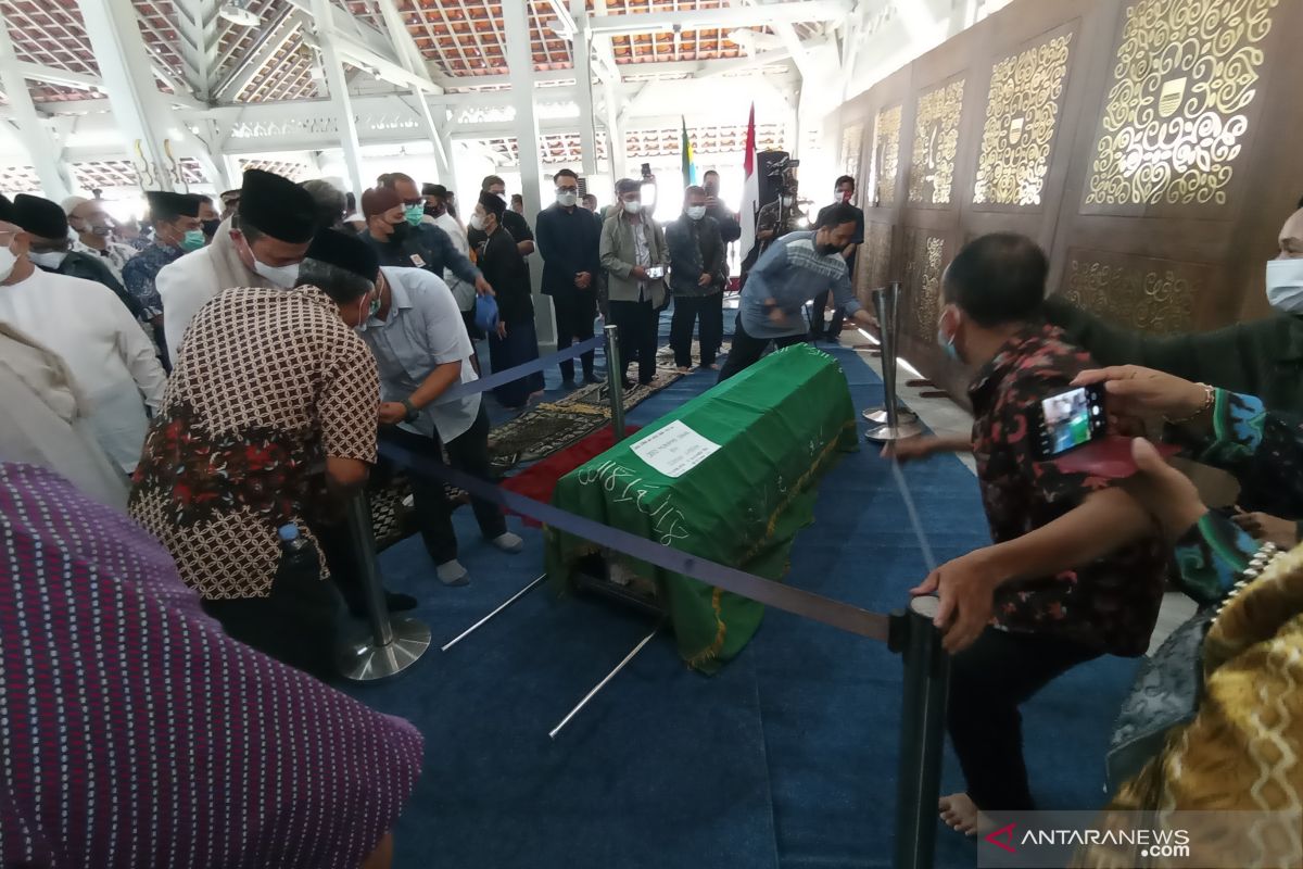 Ratusan warga hadiri shalat jenazah Wali Kota Bandung Oded Danial