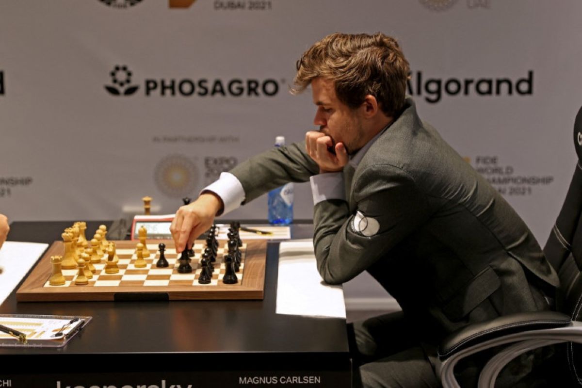 Carlsen pertahankan gelar juara dunia catur