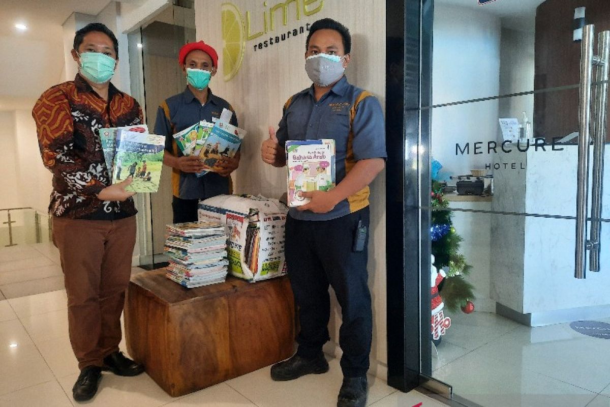 Hotel Mercure Jayapura berikan donasi buku untuk promo Natal