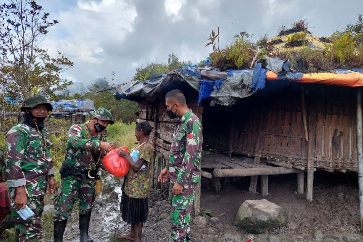 TNI bagikan sembako gratis warga Jila Mimika Papua