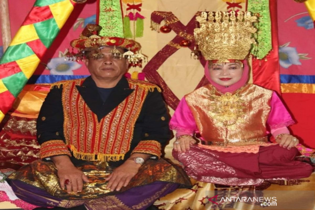 Bupati Madina dan istri dinobatkan Ninik Mamak Nan Gadang Basa Batuah