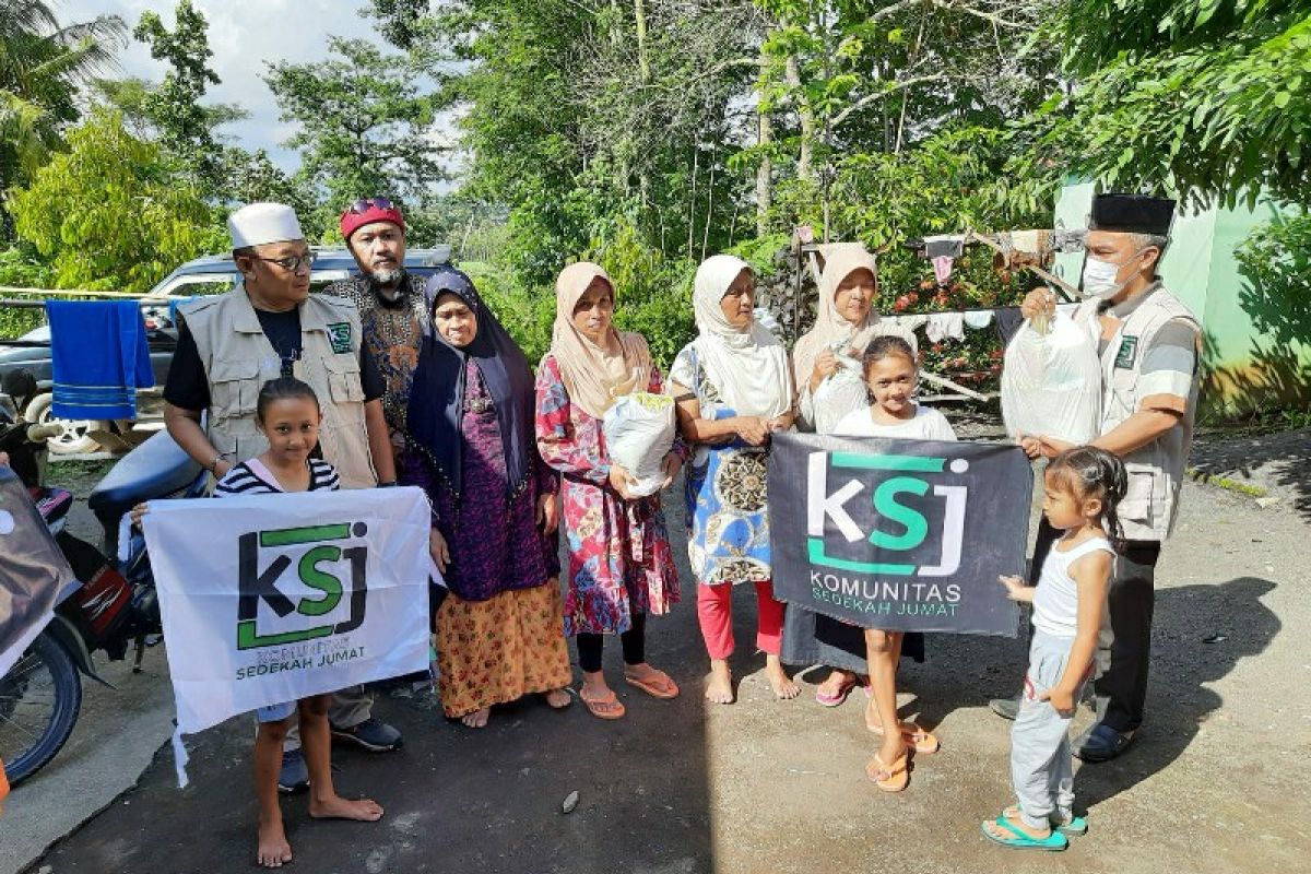 Komunitas sedekah jumat salurkan bantuan sandang pangan untuk korban erupsi Gunung Semeru