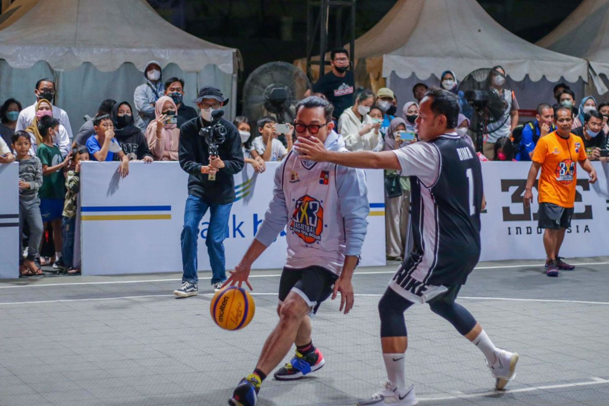 Denny Sumargo kalahkan Bima Arya dalam pertandingan basket 3x3