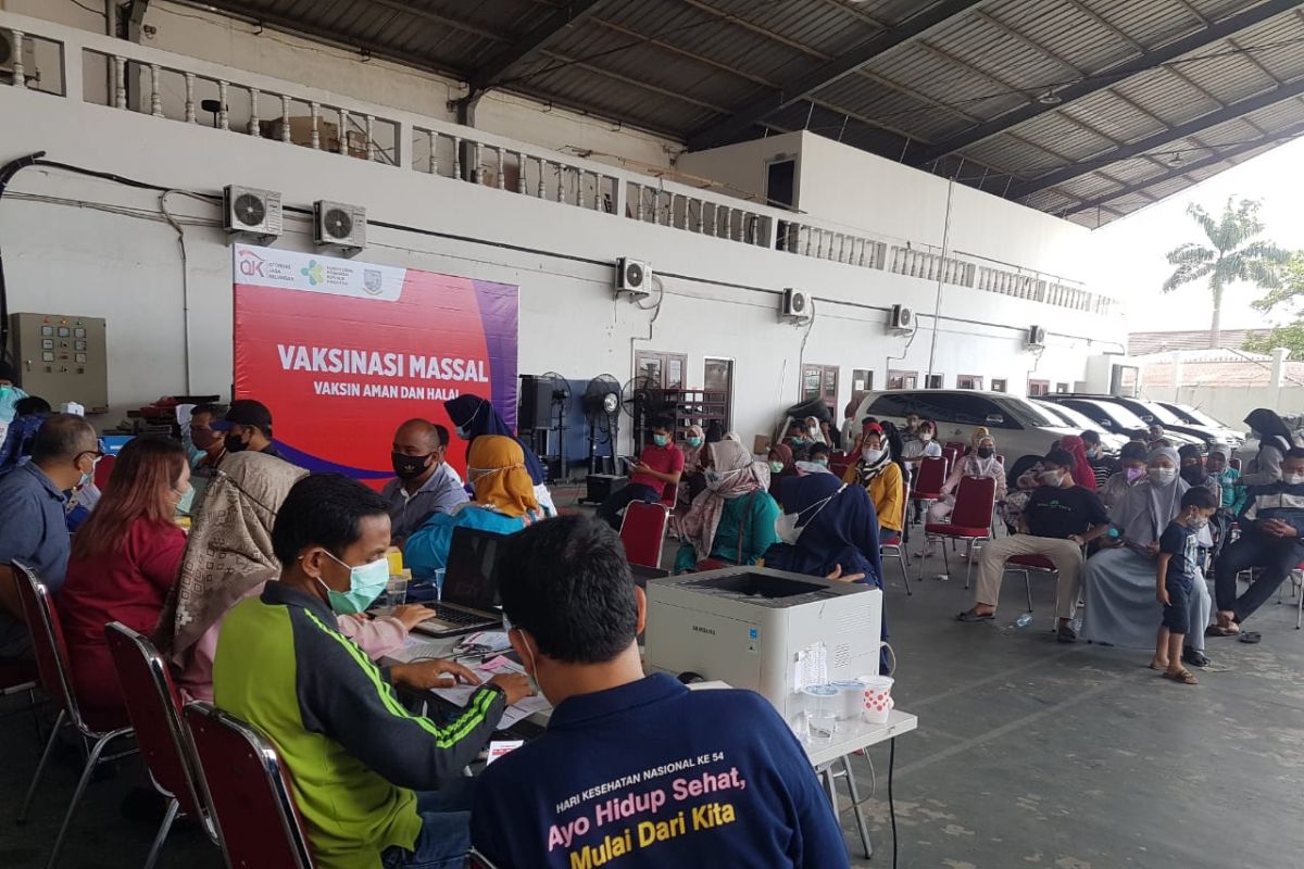 Gelar vaksinasi OJK Jambi bagi 100 paket sembako ke peserta vaksin