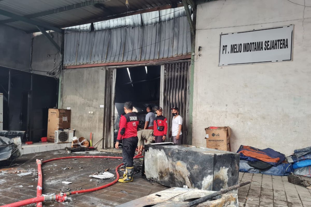 Disambar petir, gudang elektronik di Situbondo ludes terbakar