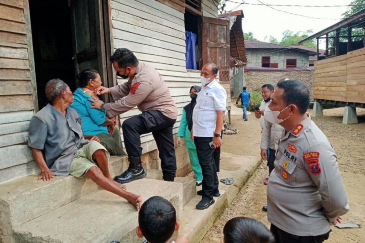 Pamatwil Dir Resnarkoba bersama Karumkit Bhayangkara Medan dan Kapolres Tapteng vaksinasi door to door