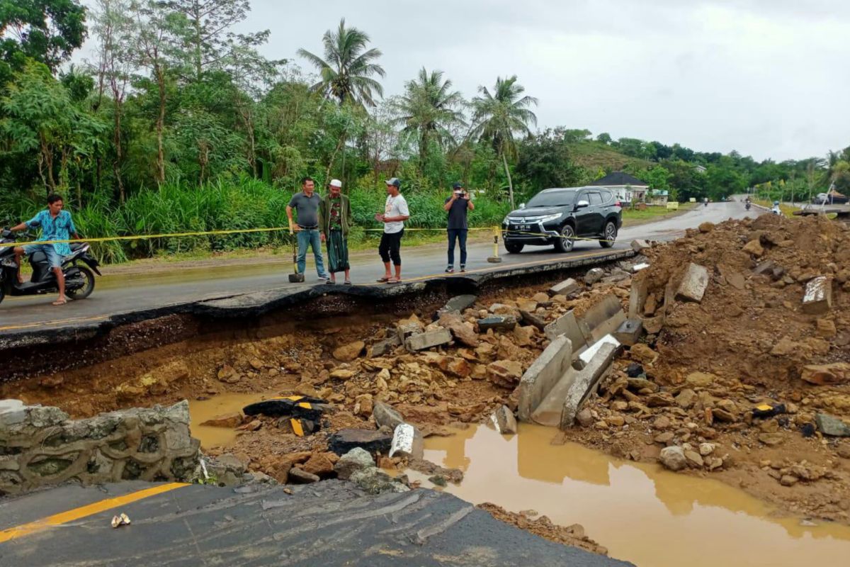 Hujan lebat, jalan Bypass Awang-Kuta amblas