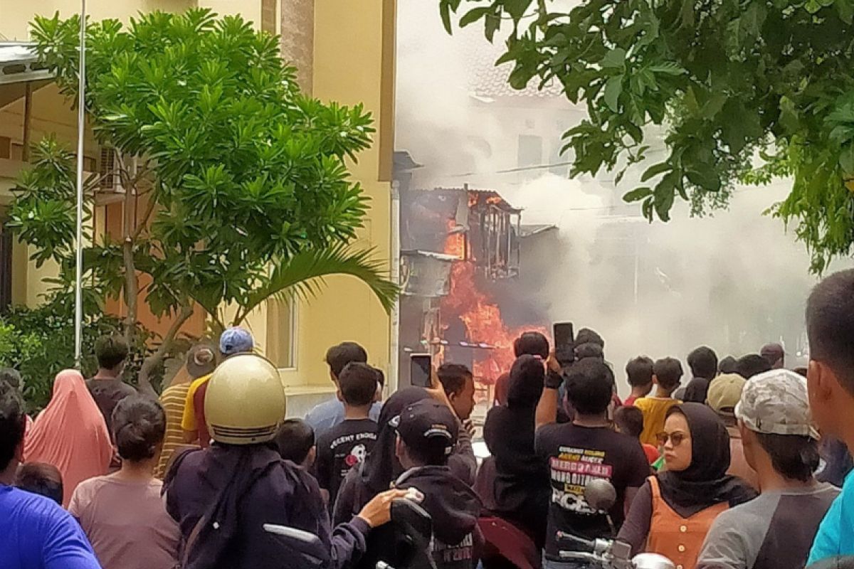 Tim Gulkarmat padamkan kebakaran di Rawabadak Jakarta Utara