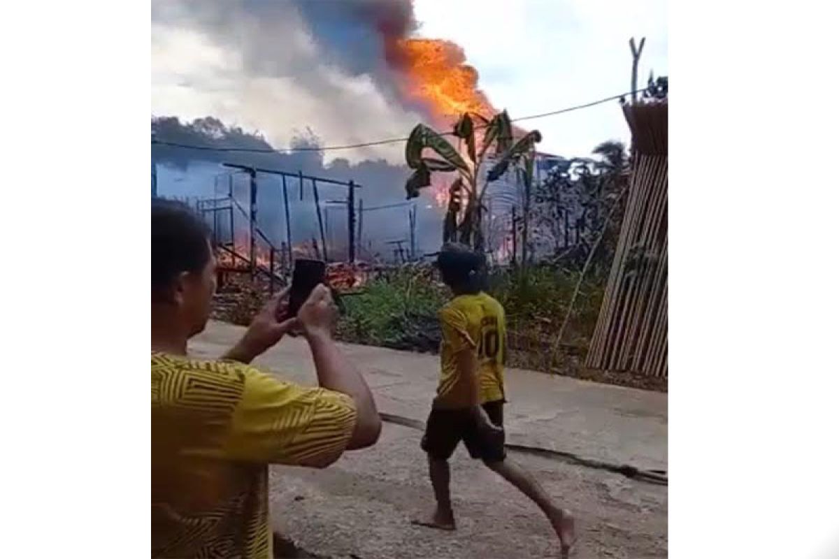 Tiga rumah dan 2 bangunan walet di Tambaba terbakar