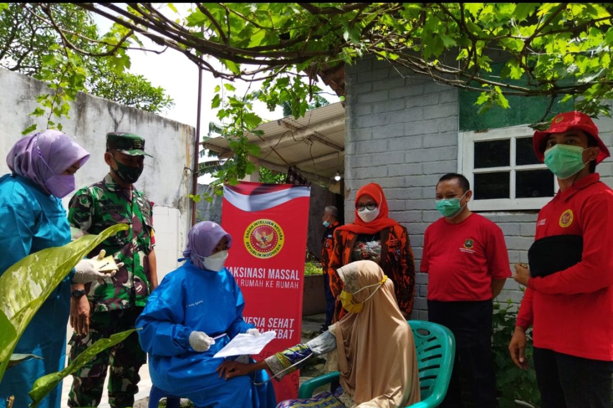 BIN Banten vaksinasi ratusan lansia di Kecamatan Purwakarta