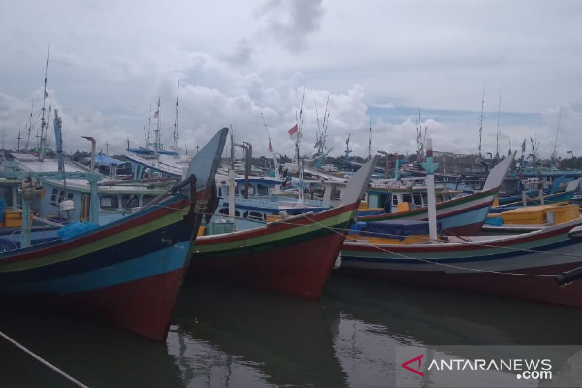 Nelayan libur melaut akibat cuaca buruk