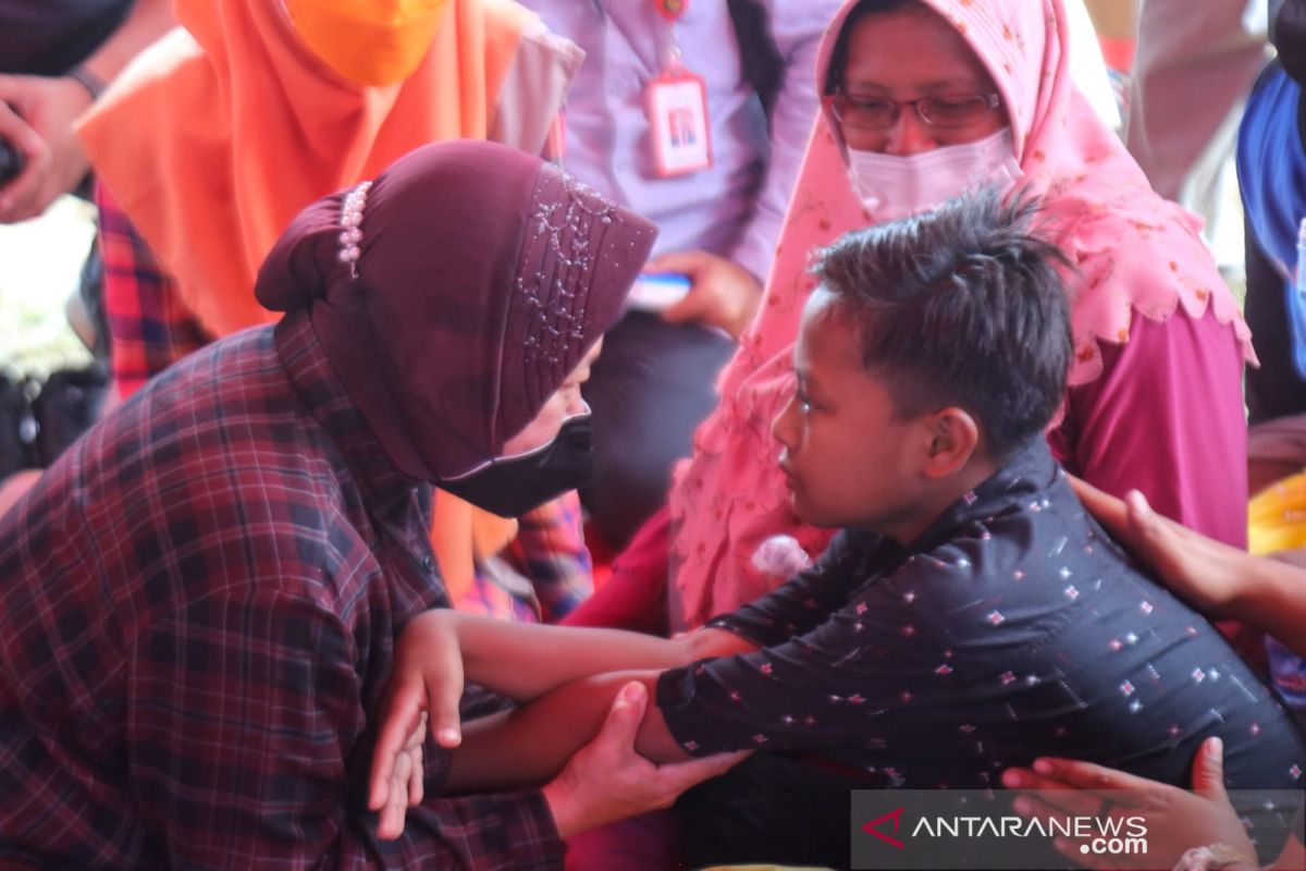 Hibur anak-anak di pengungsian Semeru, Mensos Risma ajak bernyanyi dan bagikan mainan