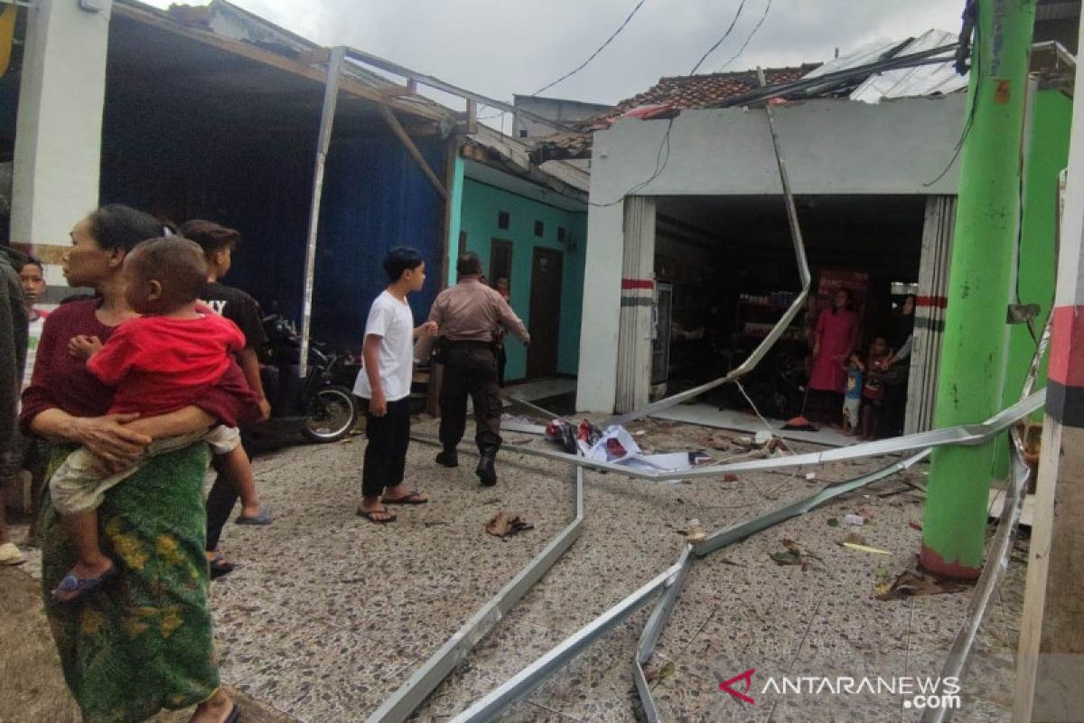 Belasan rumah di Cianjur rusak akibat puting beliung