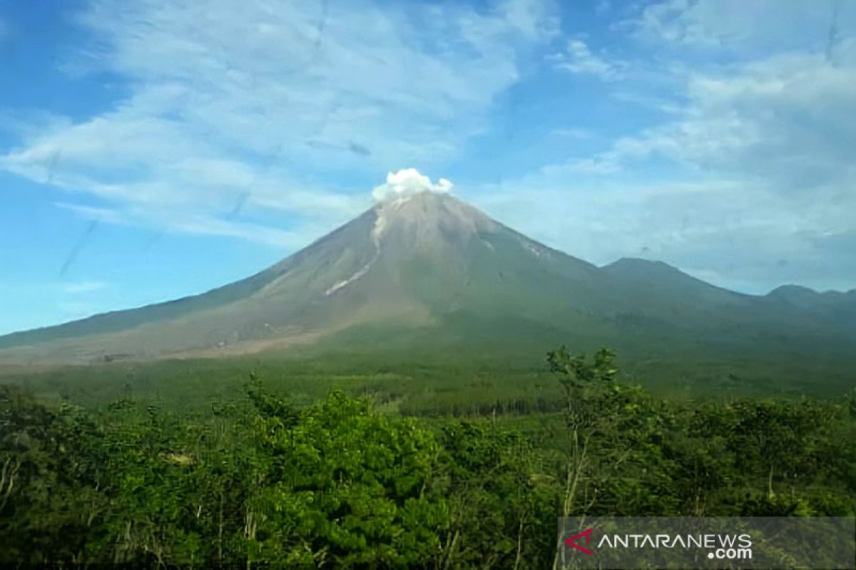 Aktivitas Gunung Semeru masih didominasi gempa guguran dan erupsi