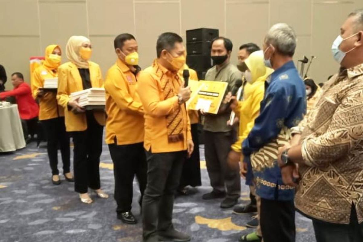 Adies Kadir lantik pengurus MKGR Jatim 2021-2026