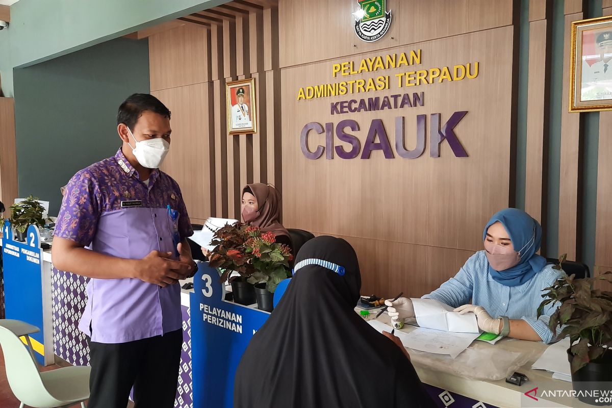 2.583 warga Cisauk, Kabupaten Tangerang terima bansos COVID-19