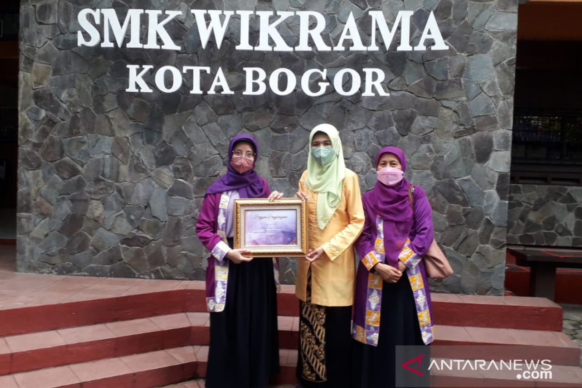 Pendiri SMK Wikrama Kota Bogor raih penghargaan dari Alisa-ICMI