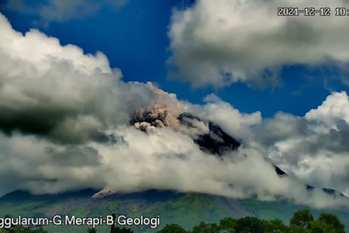 Gunung Merapi luncurkan awan panas guguran sejauh 2.000 meter ke barat