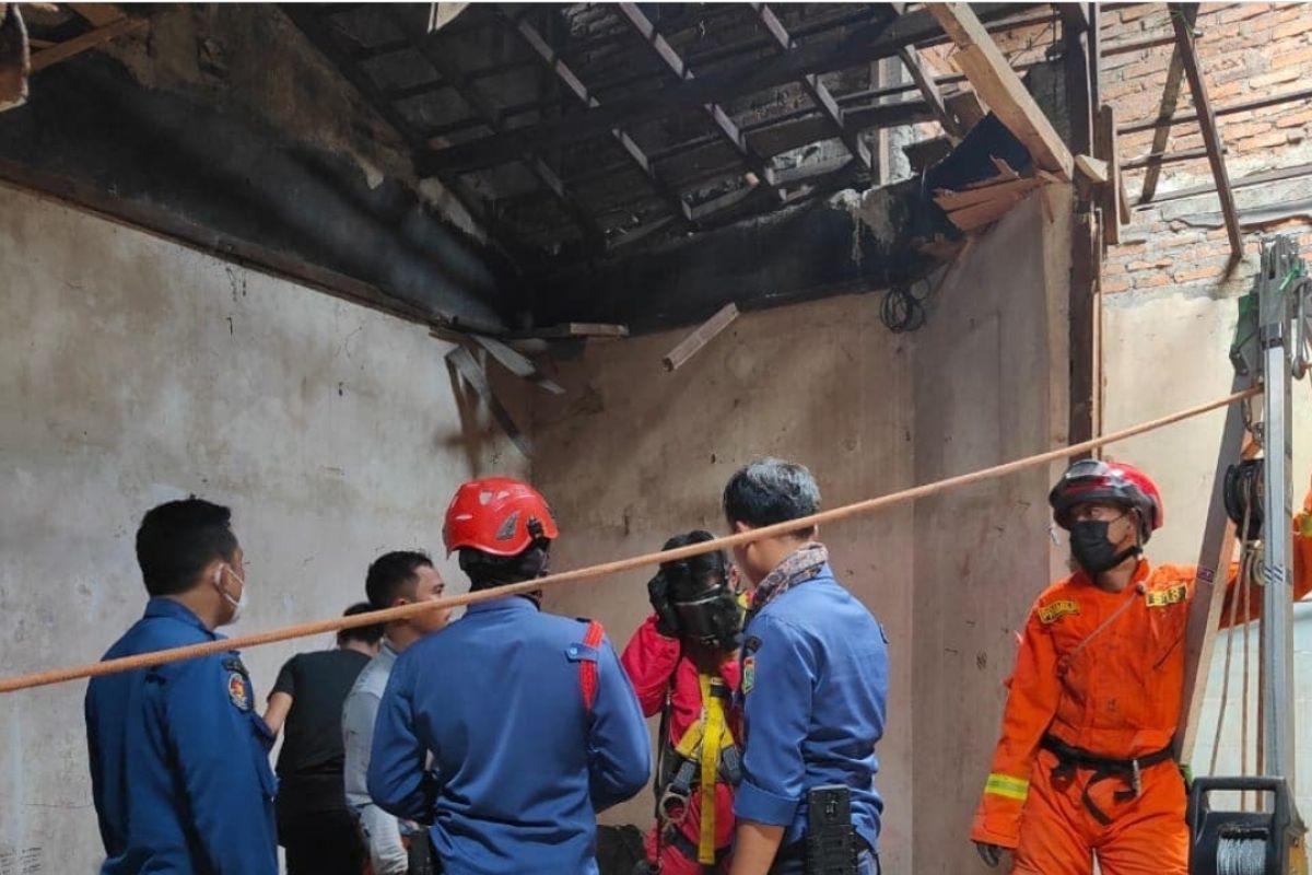 Petugas Gulkarmat cari pekerja tercebur tangki septik di Cakung