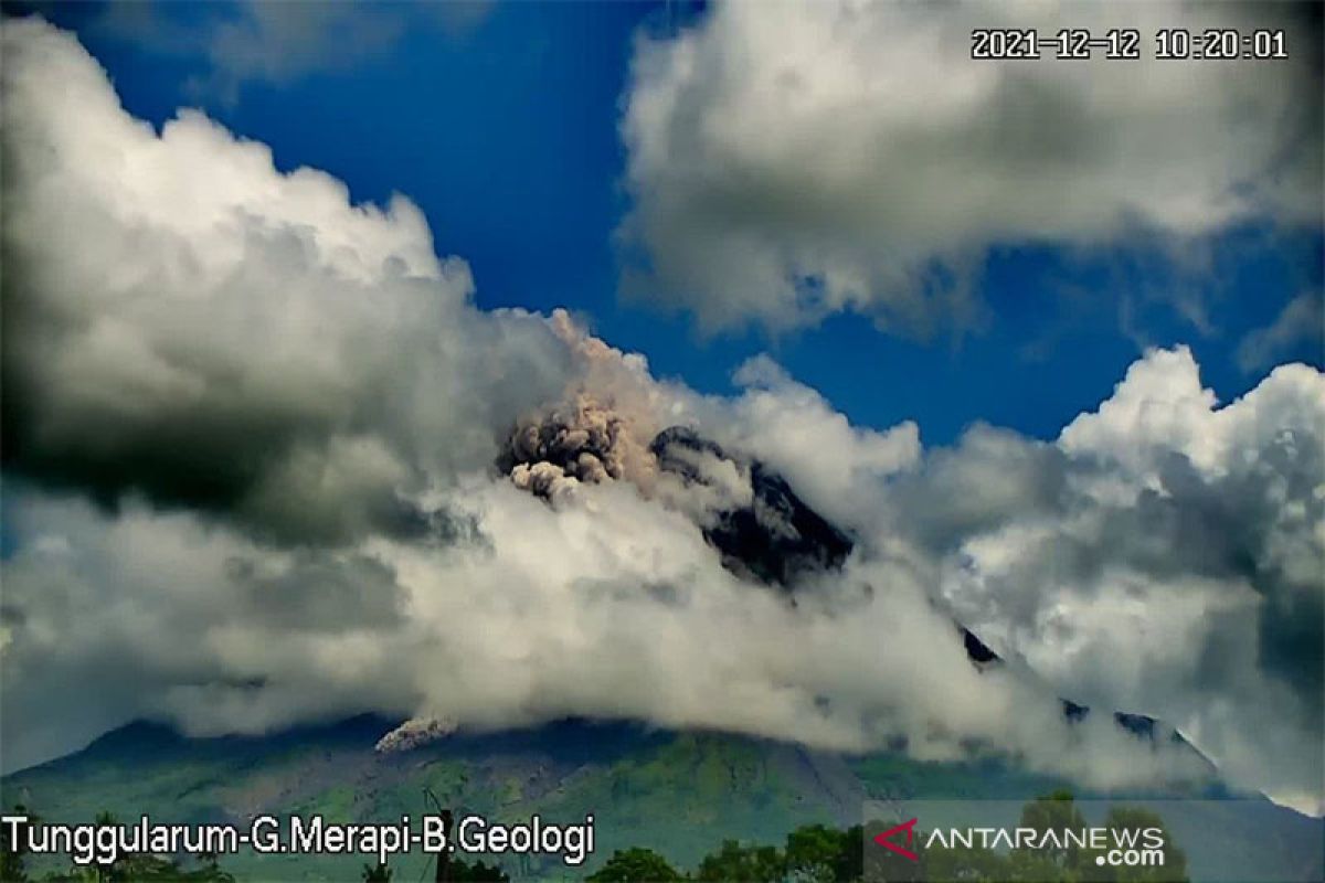 Gunung Merapi luncurkan awan panas guguran sejauh 2.000 meter ke barat