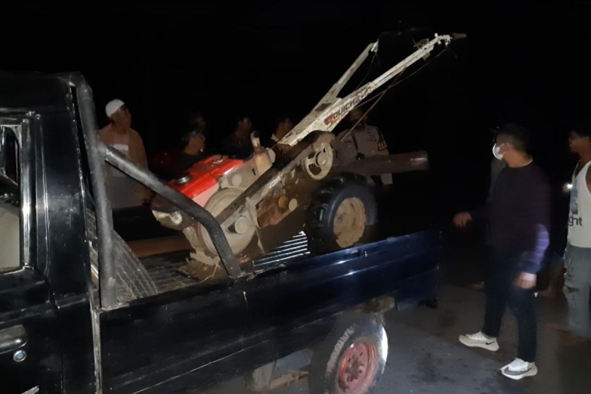 Panik pencuri traktor di Lombok Tengah tinggalkan mobil pick up