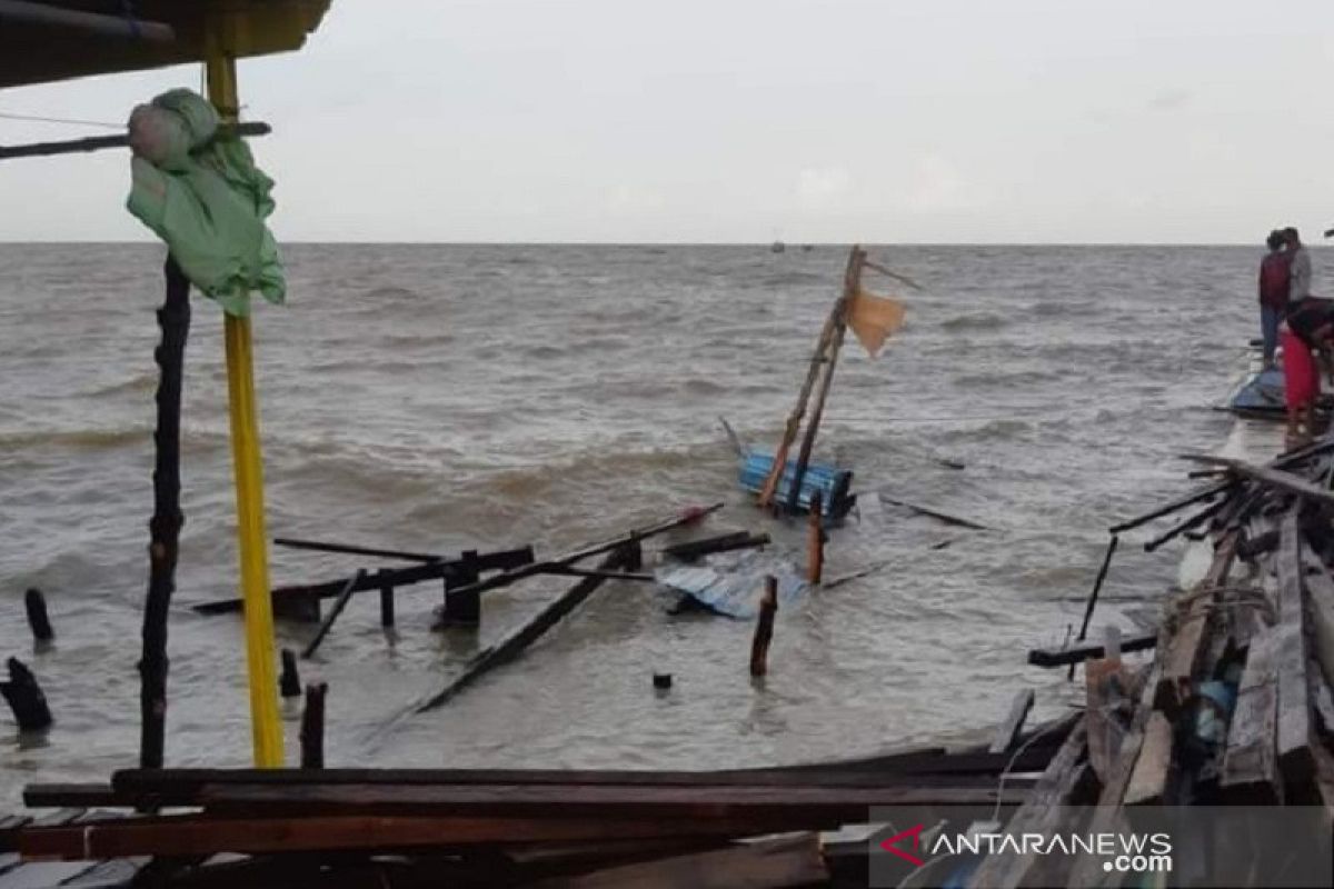 Rumah Suku Laut rusak diterjang gelombang, BPBD Riau beri bantuan