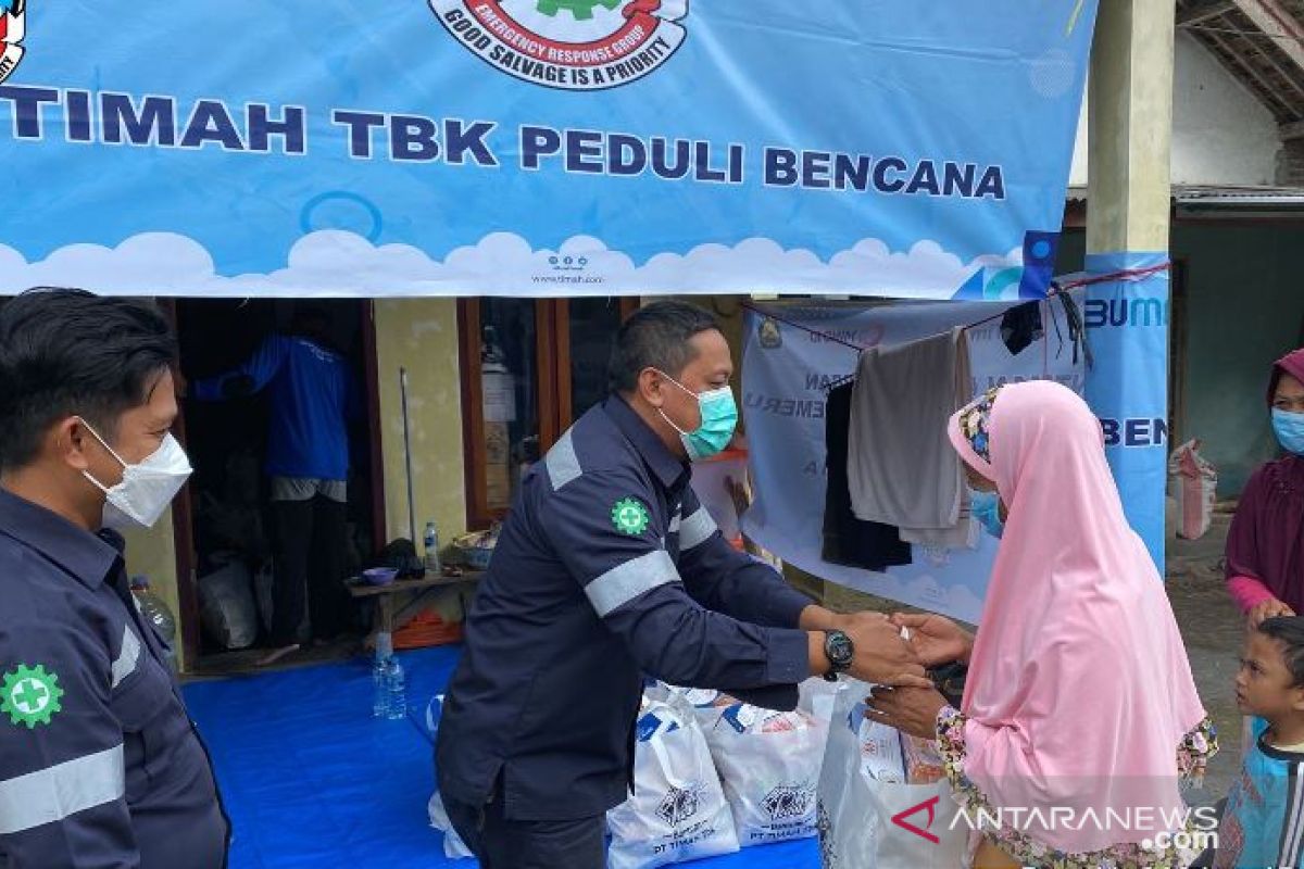 Tim ERG PT Timah serahkan paket sembako bagi korban Semeru