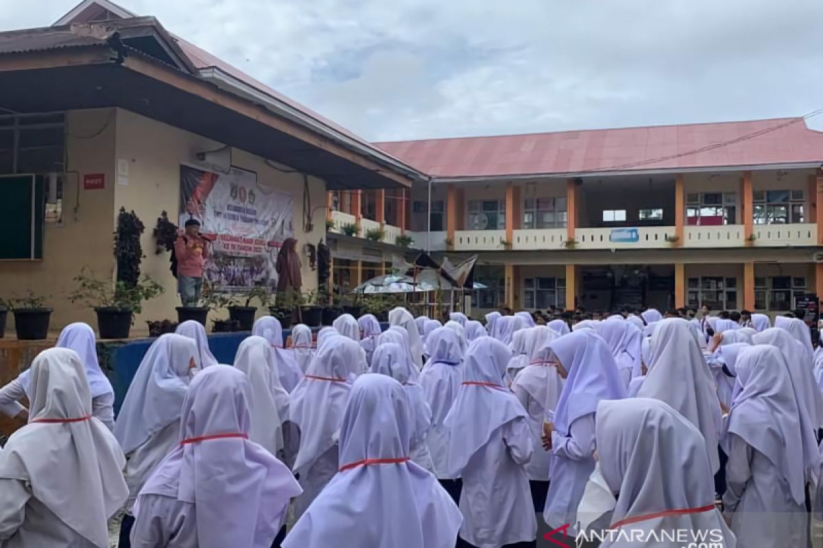 Asah kemampuan berbahasa inggris, SMPN 4 gelar spenfourenglishcamp