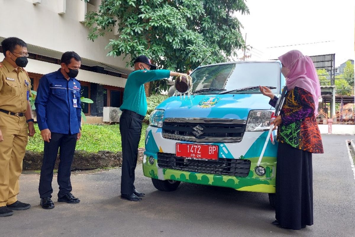 Disdik Jatim serahkan lima mobil antarjemput ABK kepada lima SLBN