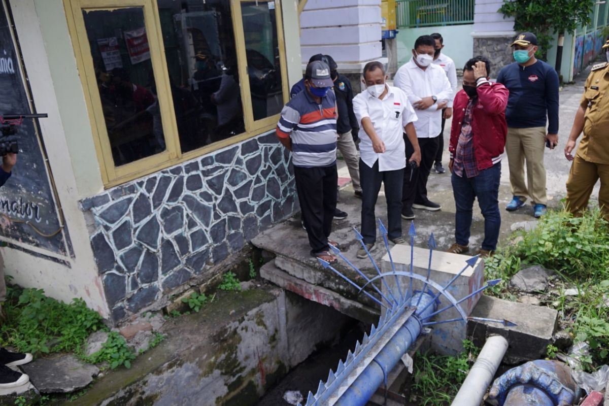 Minimalisasi luberan air, Wawali Surabaya minta pengerukan manual di Sambikerep