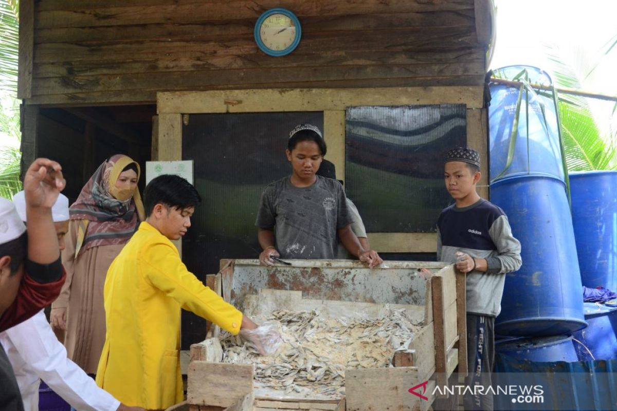 Tim ULM latih pembuatan pakan ikan pada santri