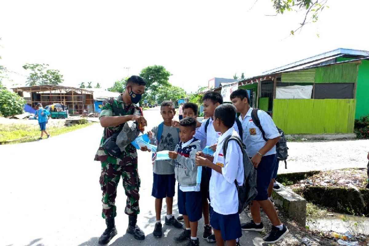 TNI bagikan masker ke siswa sekolah di Mimika, Papua