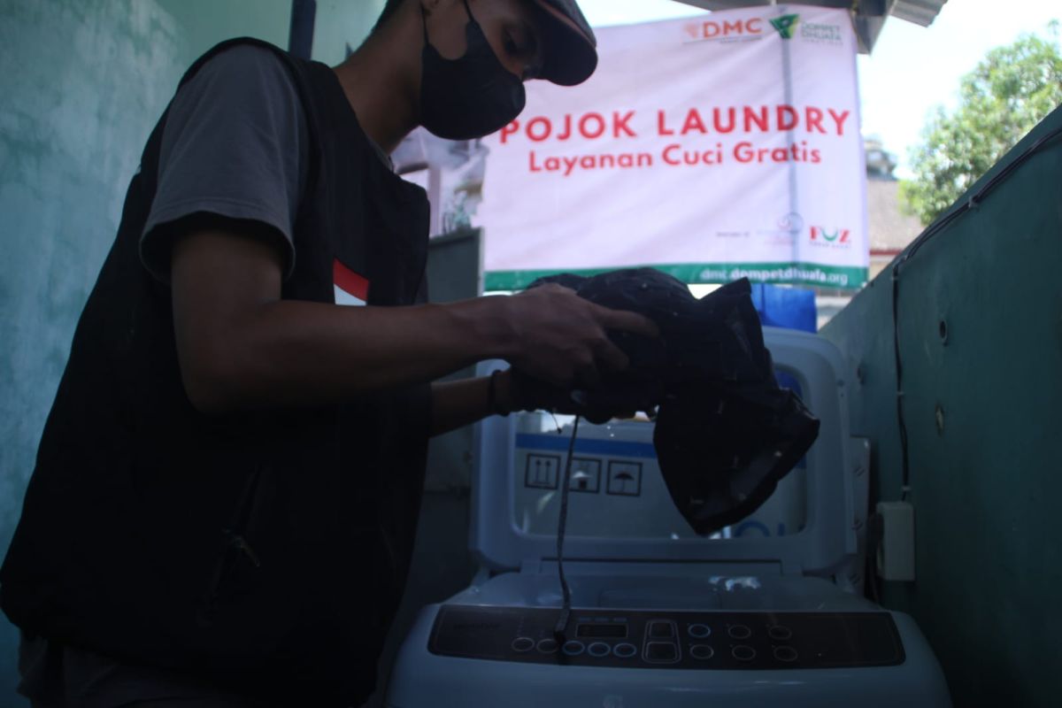 DMC Dompet Dhuafa buka layanan cuci baju gratis bagi penyintas dan relawan awan panas guguran Semeru