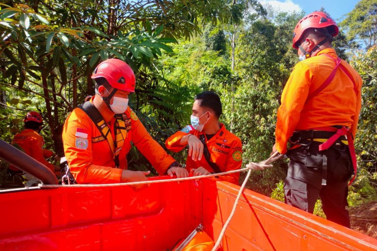 Tim SAR cari korban minibus masuk jurang