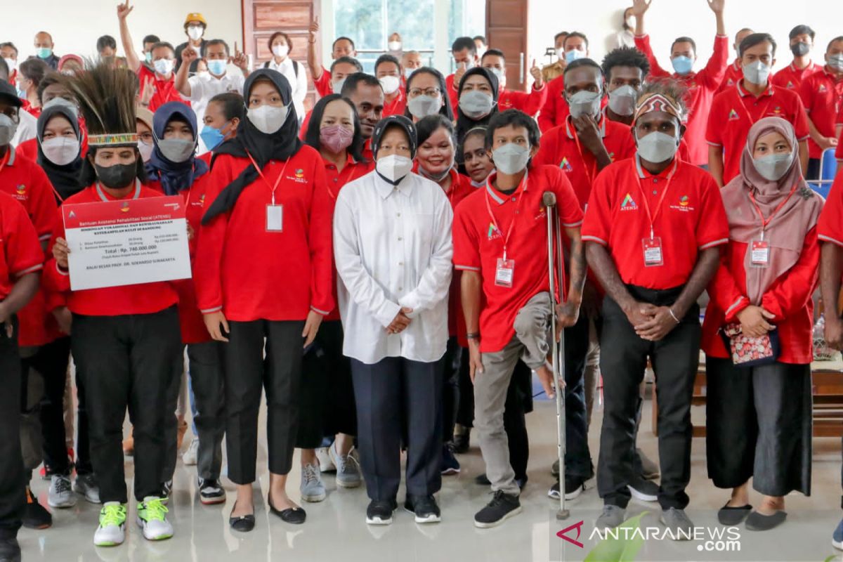 Risma pastikan pendampingan kewirausahaan pemuda Papua di Bandung