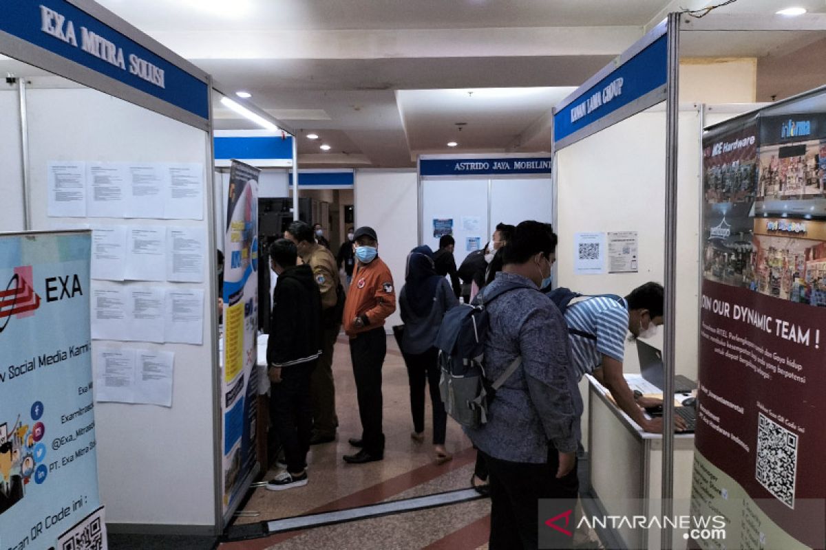 Puluhan warga ramaikan "job fair" hari pertama di Jakbar