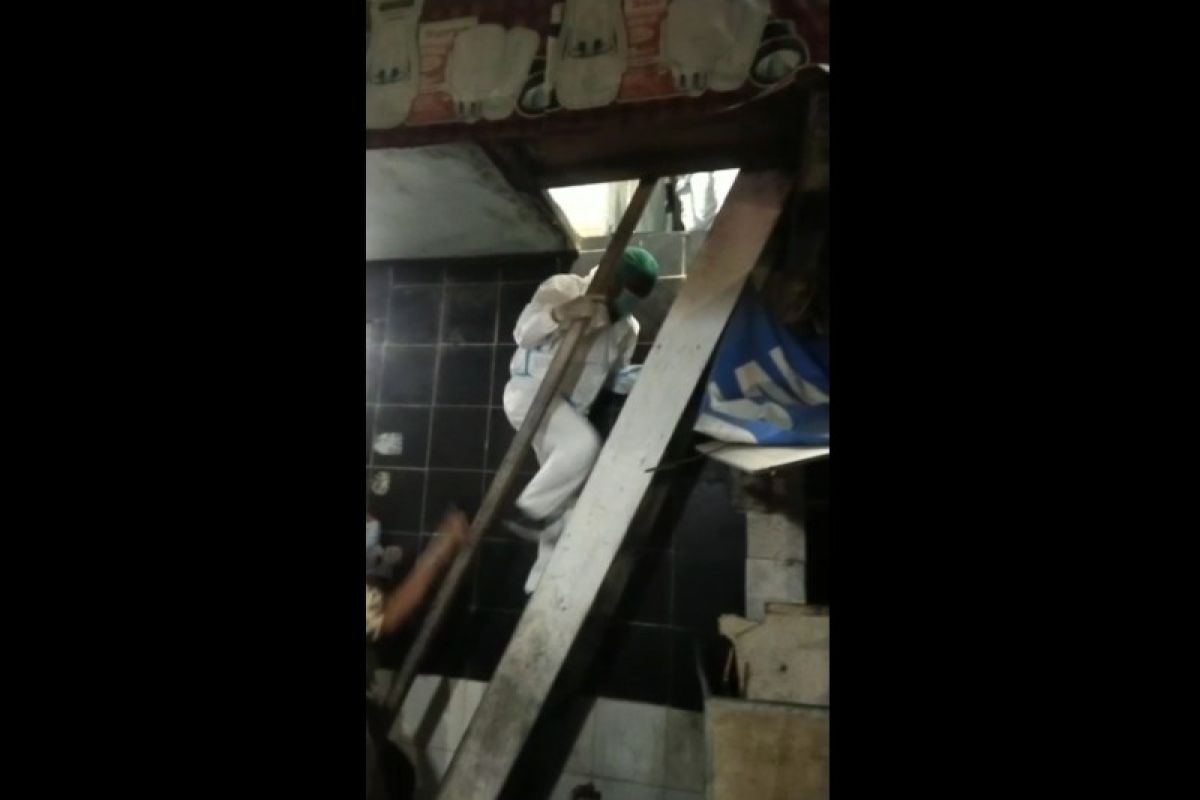 Petugas gunakan APD saat evakuasi jenazah pria di kawasan Ancol