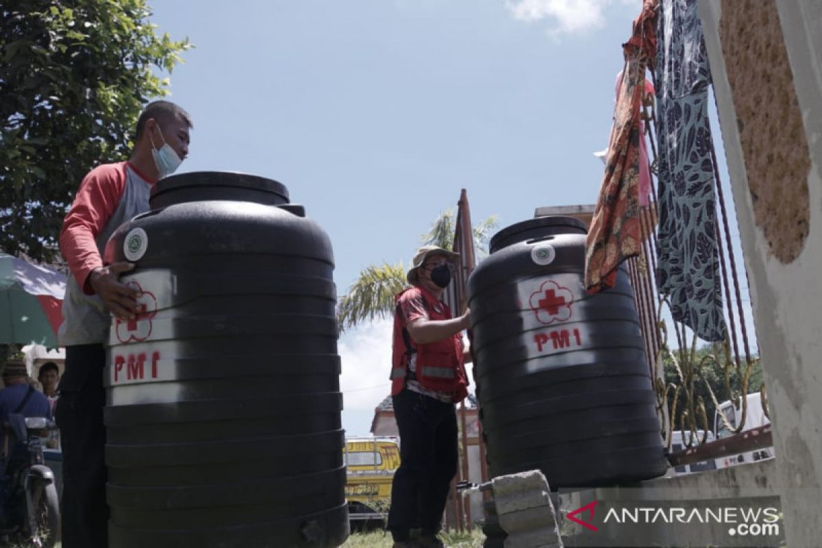 PMI distribusikan air bersih ke lokasi pengungsian bencana Gunung Semeru