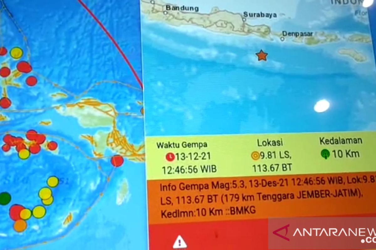 Sebagian warga Jember berhamburan saat gempa bermagnitudo 5,3