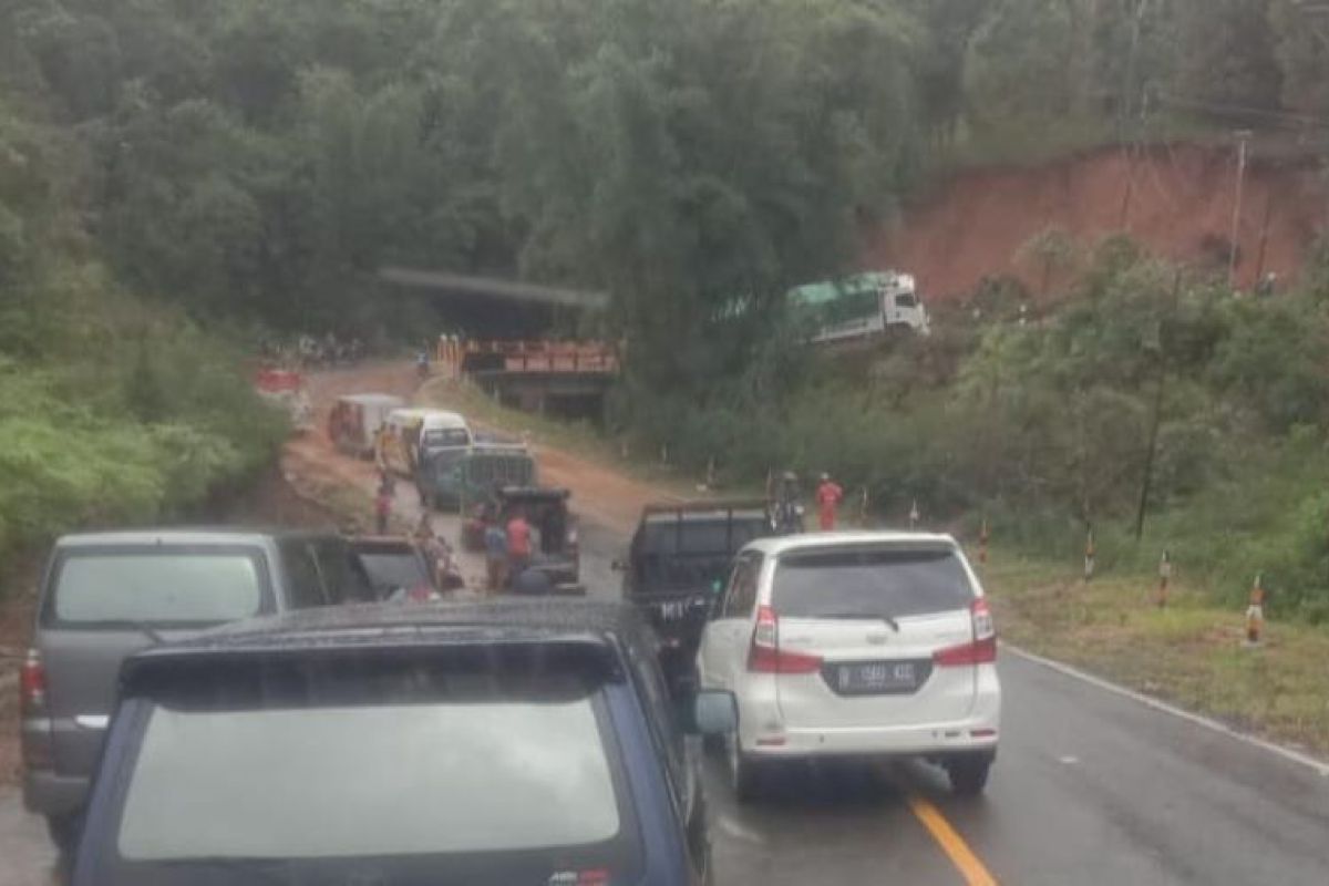 Wabup Manggarai Barat imbau warga antisipasi longsor di Trans Flores