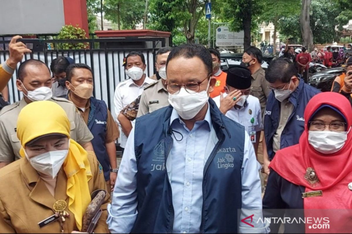 Anies tinjau vaksinasi COVID-19 untuk anak 6-11 tahun